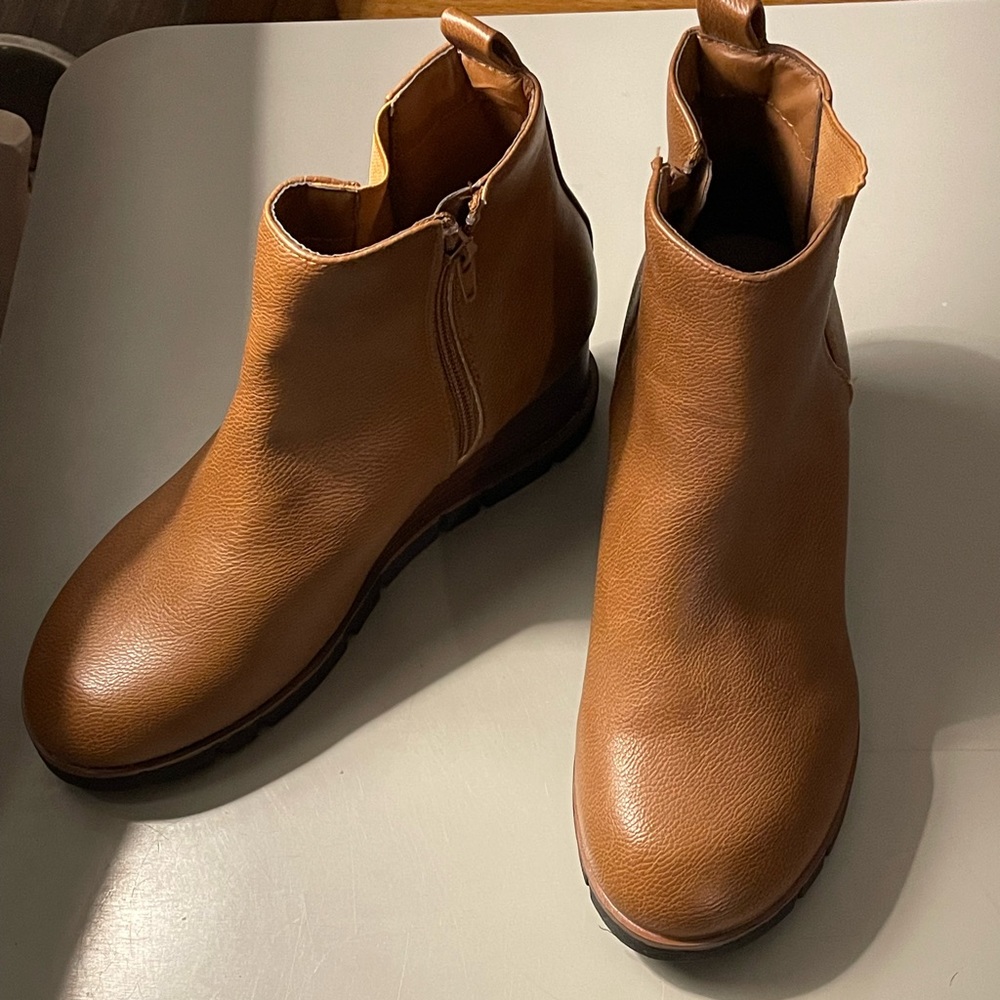 Brand New (no box) Women’s Diba wedge bootie with side zipper Sz 9